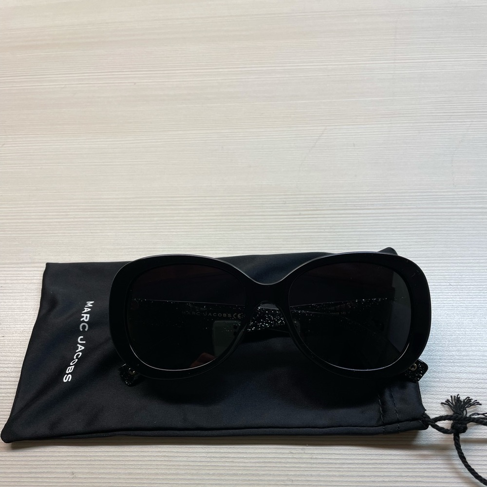 Marc Jacobs sunglasses ( brand new NEVER WORN )